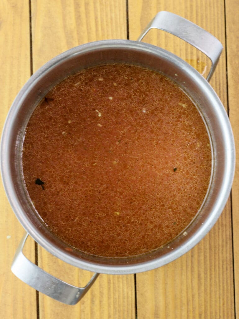 How to make tomato sauce with garlic and spices.